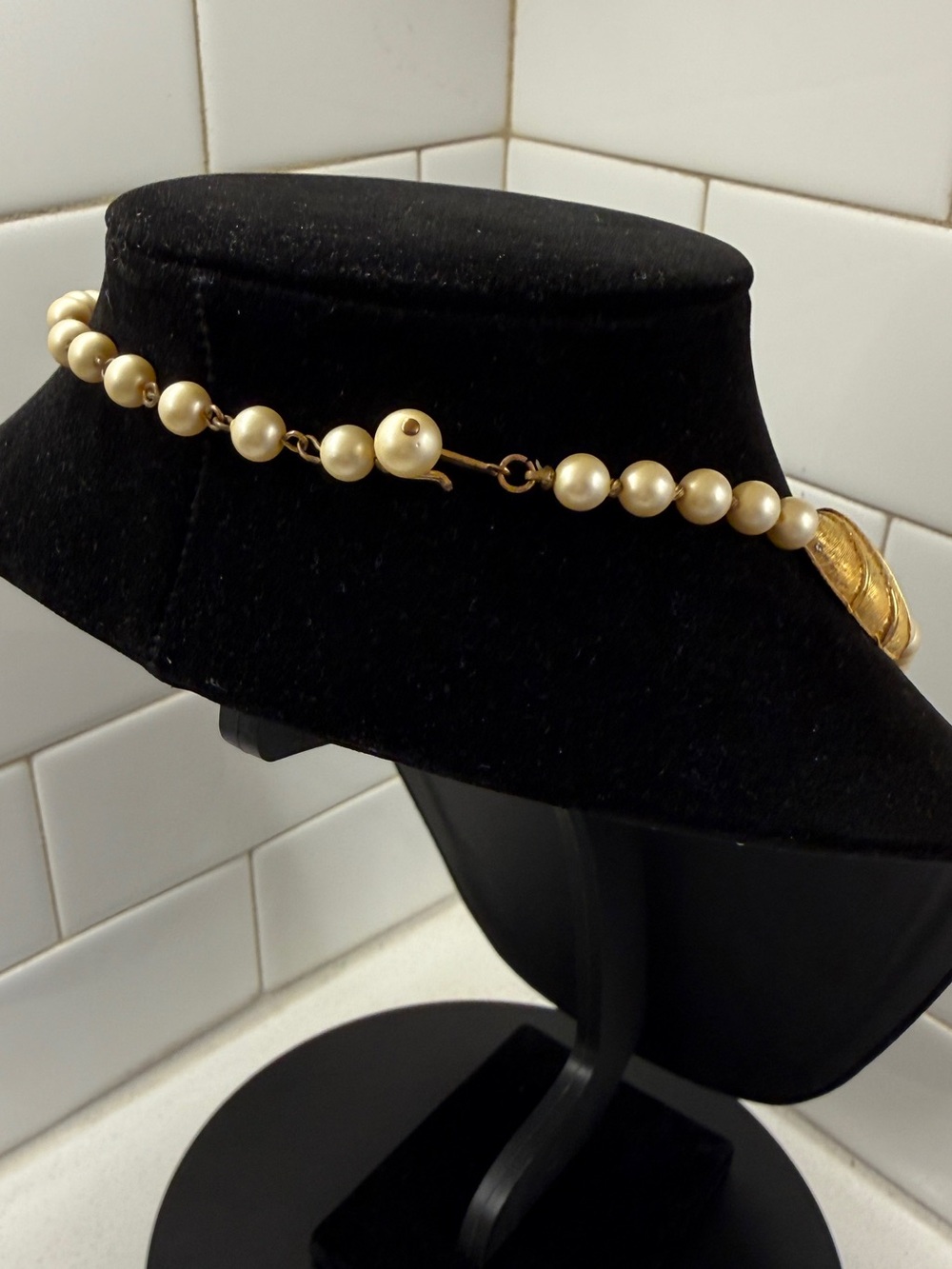 Mid-Century-Modern Gold and Pearl Statement Necklace - Picture 4 of 5